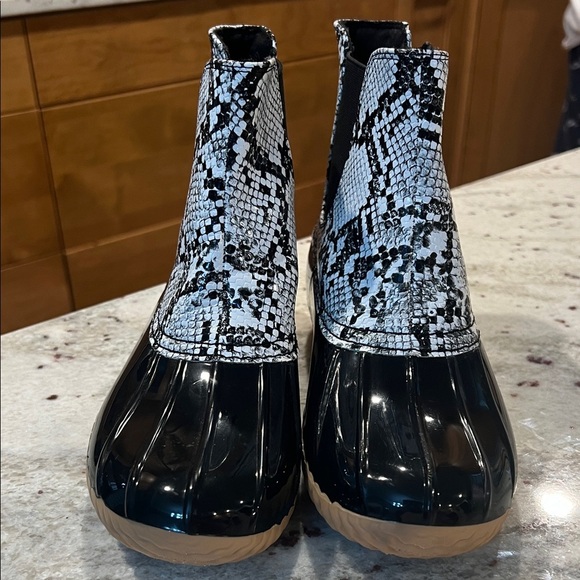 Urban Outfitters Stylish Black and White Snake Print Women's Duck Boots - Picture 1 of 6